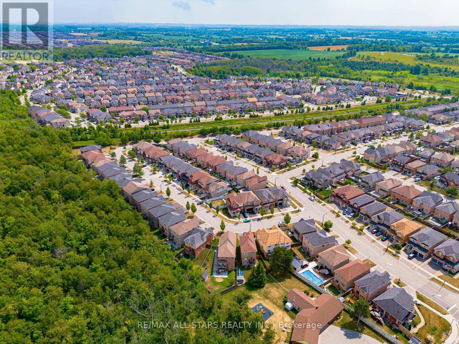 Photo 38 of 225 Delbert Circle, Whitchurchstouffville ON
