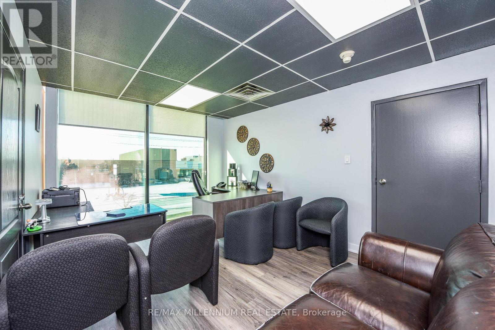 Photo 11 of 220 1300 Steeles Avenue, Brampton ON