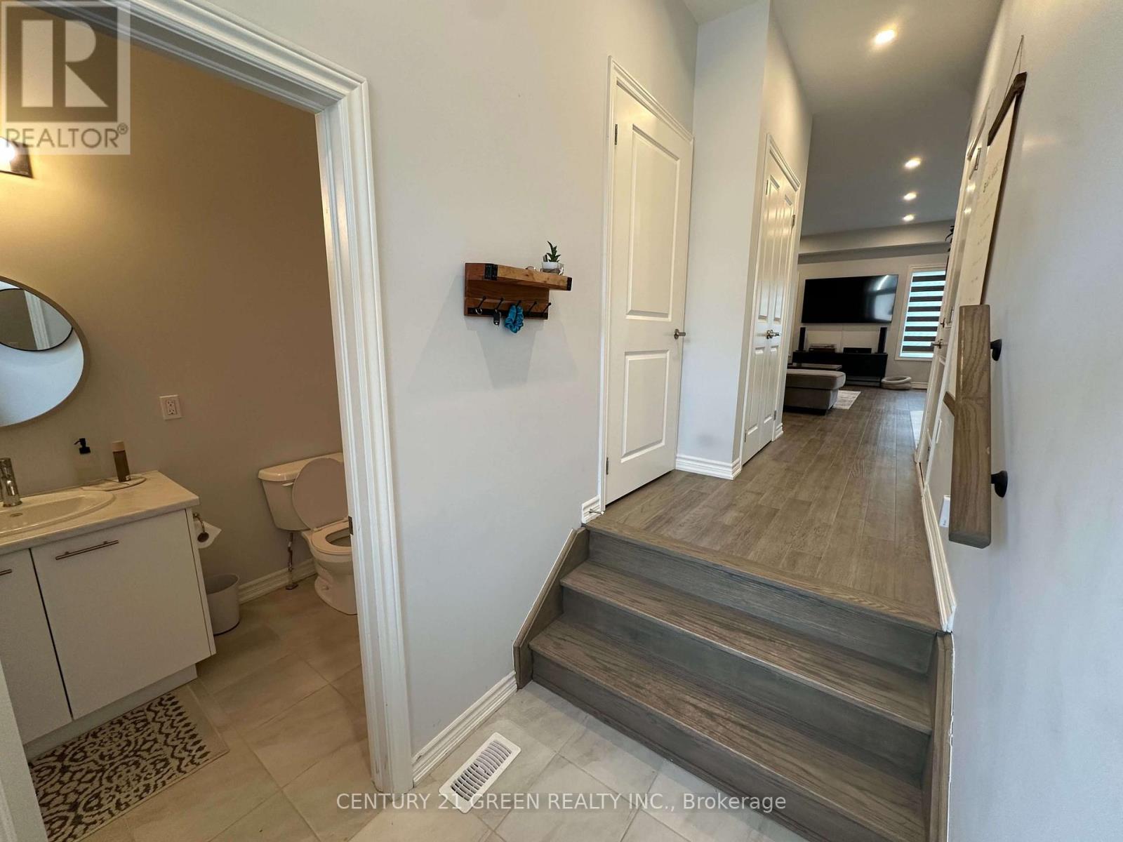 Photo 2 of 170 Rosie Street, Blue Mountains ON