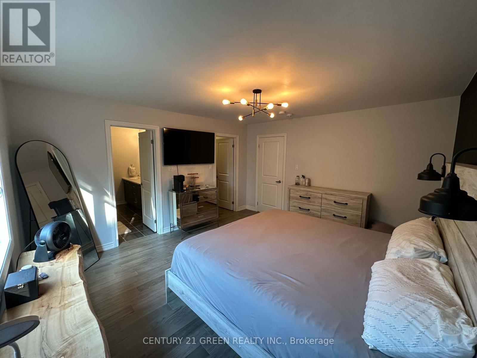 Photo 9 of 170 Rosie Street, Blue Mountains ON
