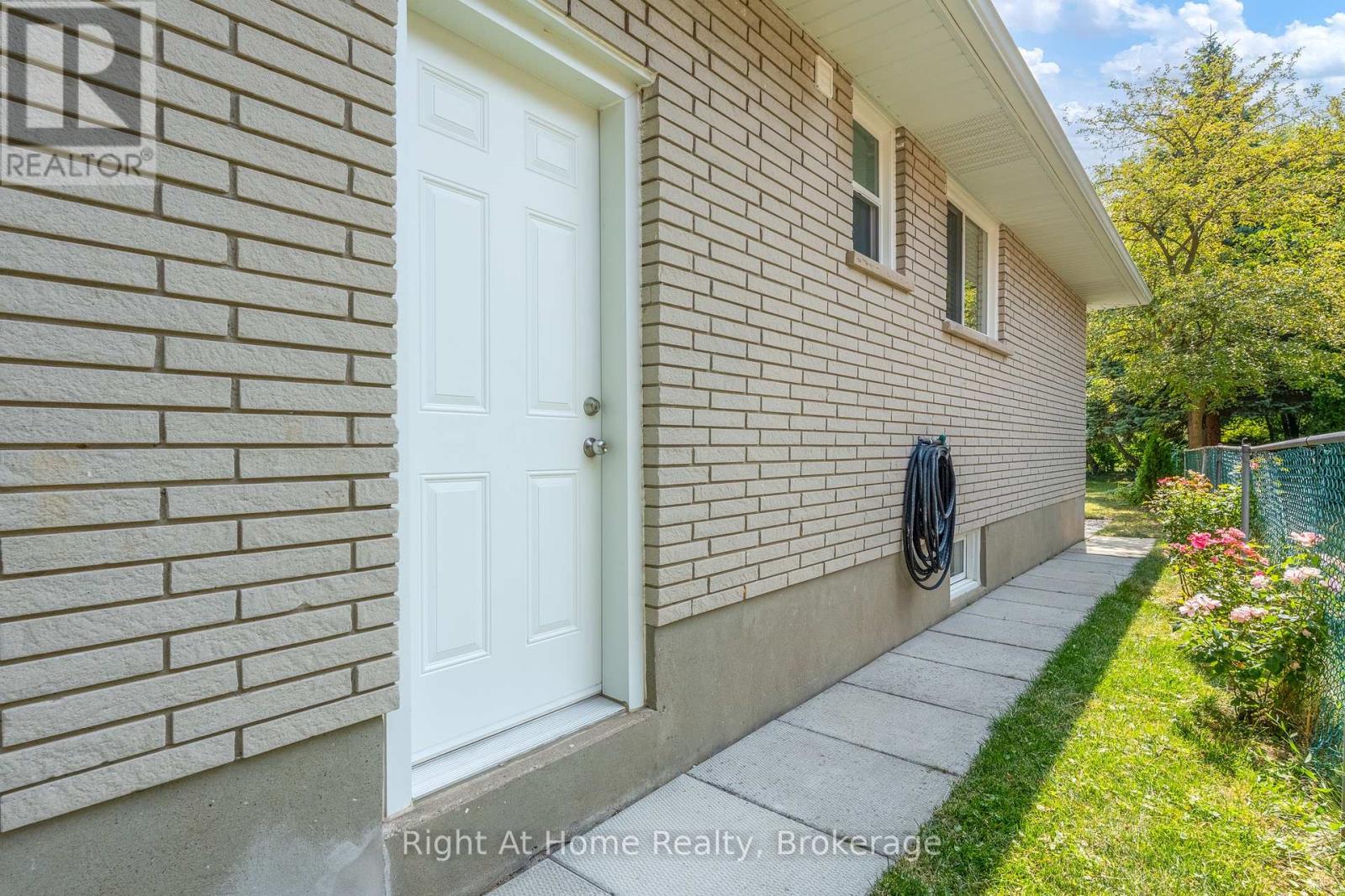 Photo 12 of 289 1 2 Pelham Road, St Catharines ON