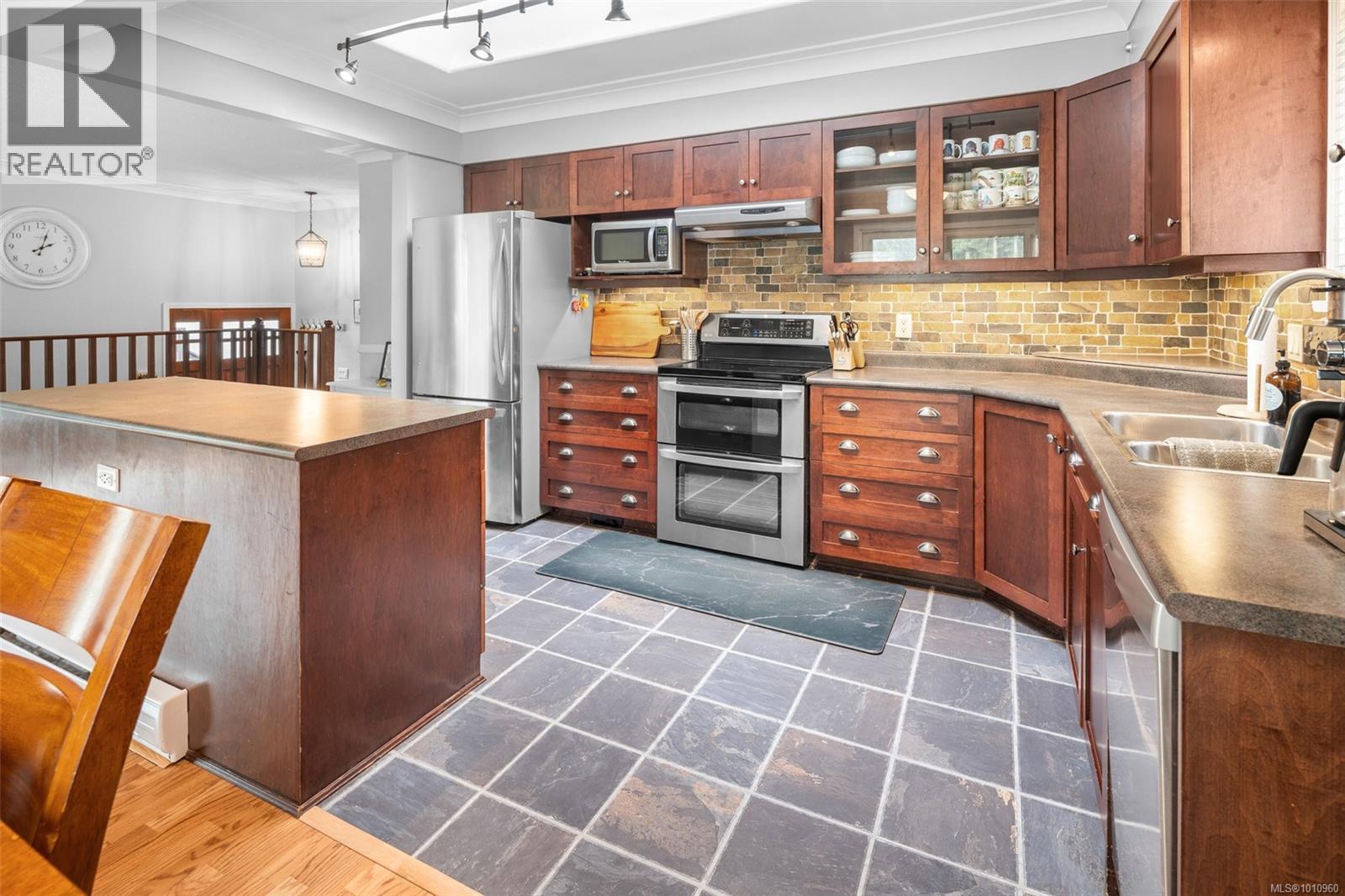 Photo 4 of 4518 Hughes Rd, Saanich BC