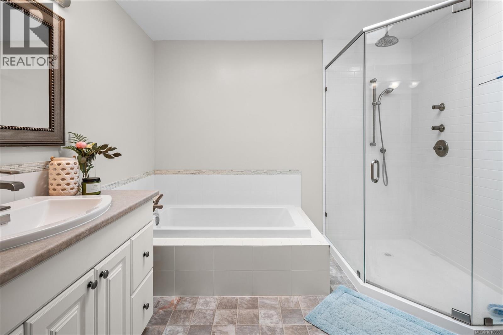 Photo 8 of 4518 Hughes Rd, Saanich BC