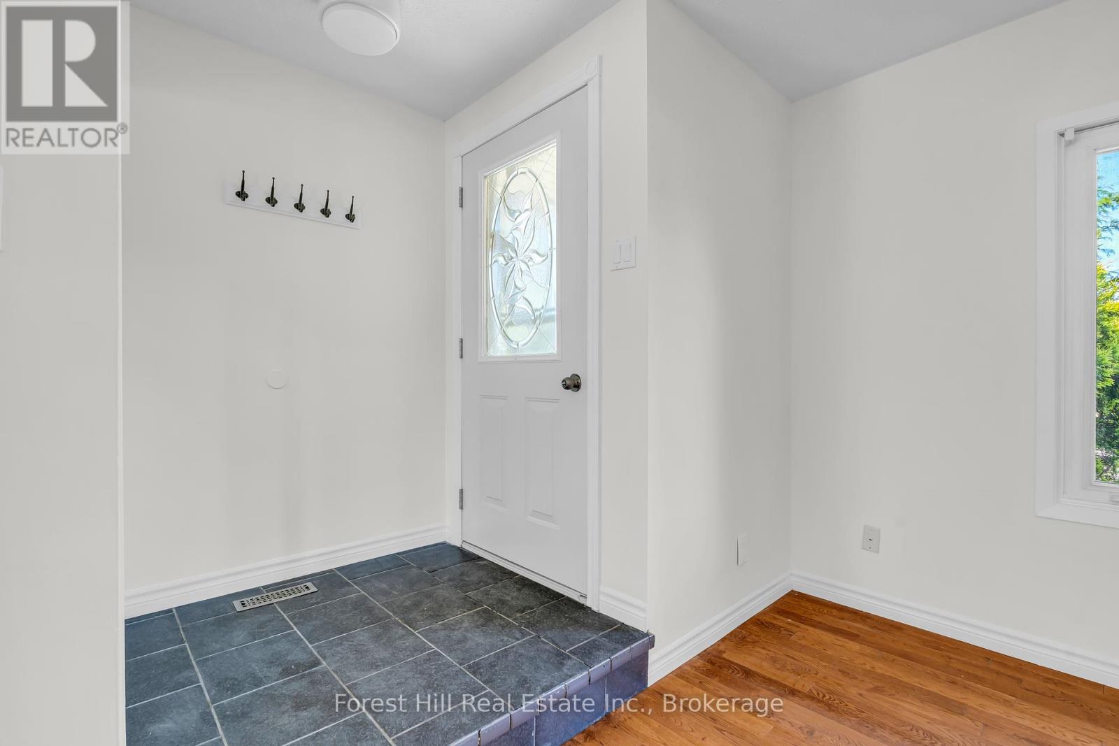 Photo 4 of 15 Homestead Place, Kitchener ON