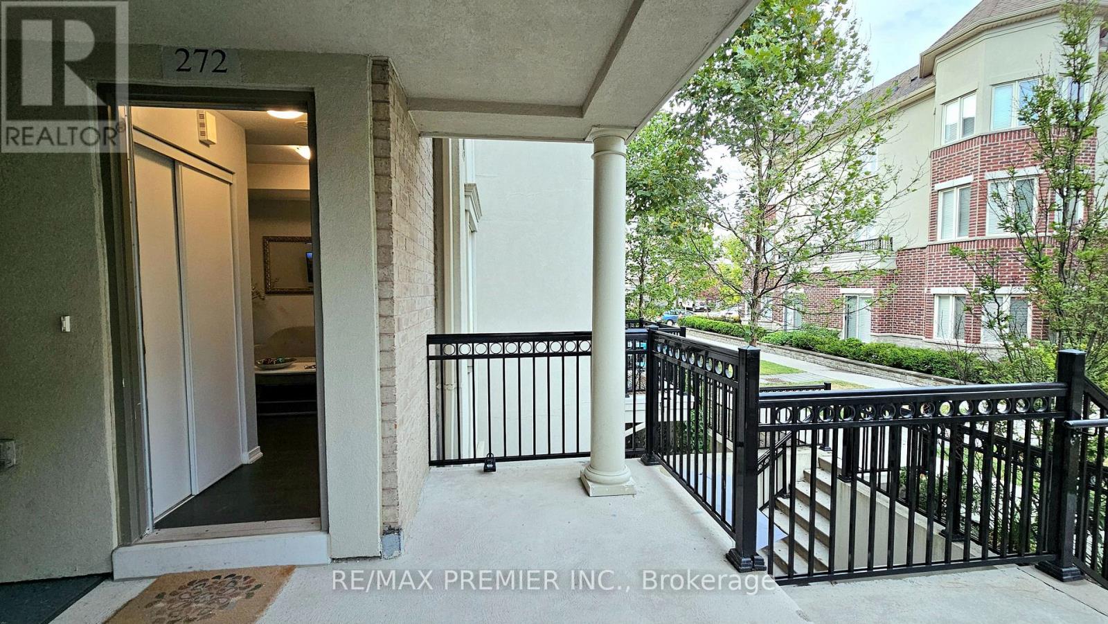Photo 7 of 272 19 Coneflower Crescent, Toronto ON