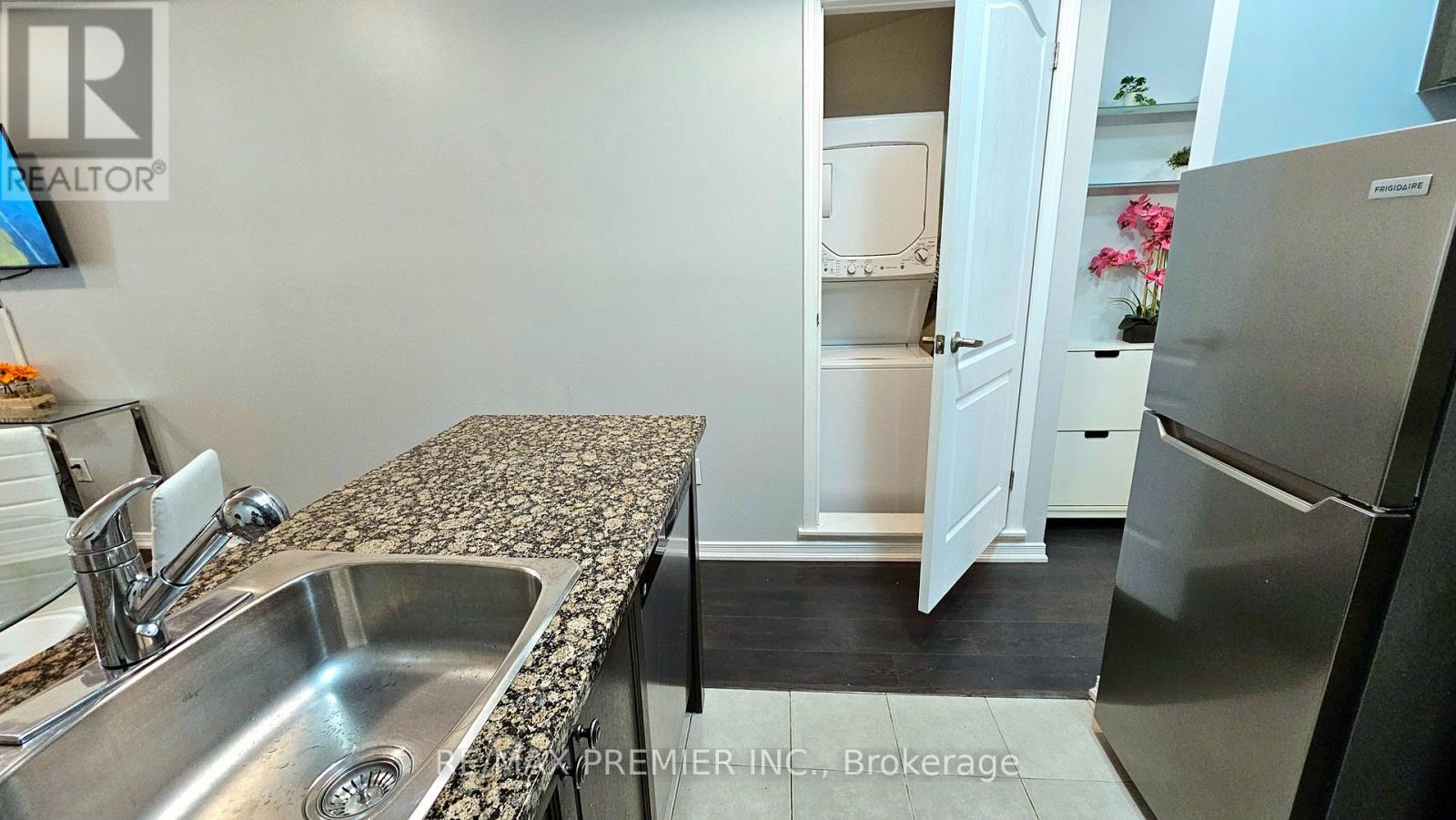Photo 2 of 272 19 Coneflower Crescent, Toronto ON
