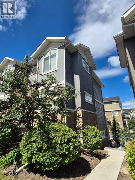 Single Family House for Sale in  Evanston Manor NW Evanston Calgary 