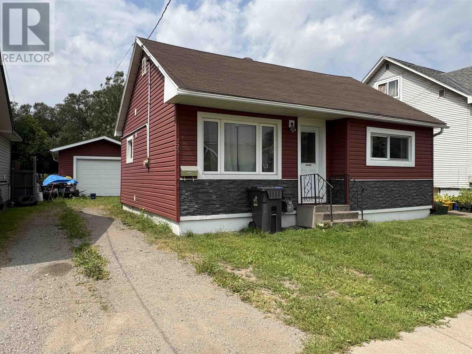 Photo 8 of 229 Glasgow Ave, Sault Ste Marie ON