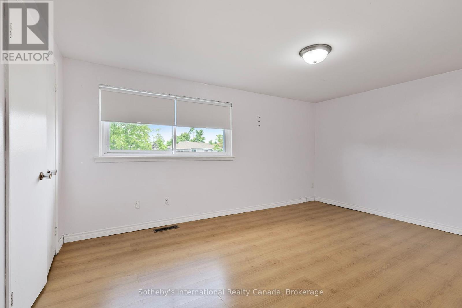 Photo 20 of 26 Christie Crescent, Barrie ON