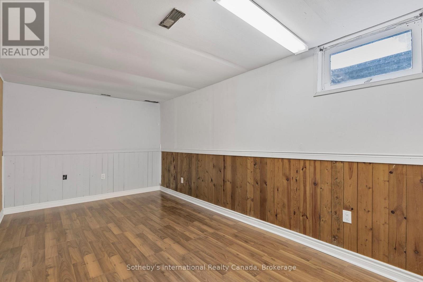 Photo 10 of 26 Christie Crescent, Barrie ON