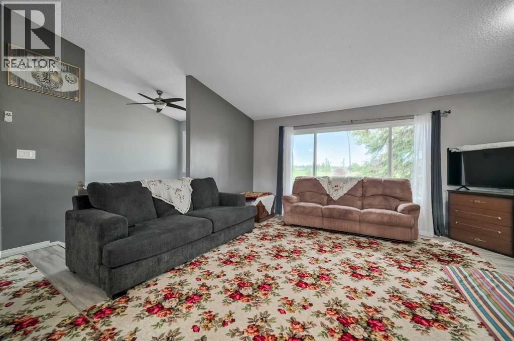 Single Family House Bi-level for Sale in  Temple Drive NE Temple Calgary 
