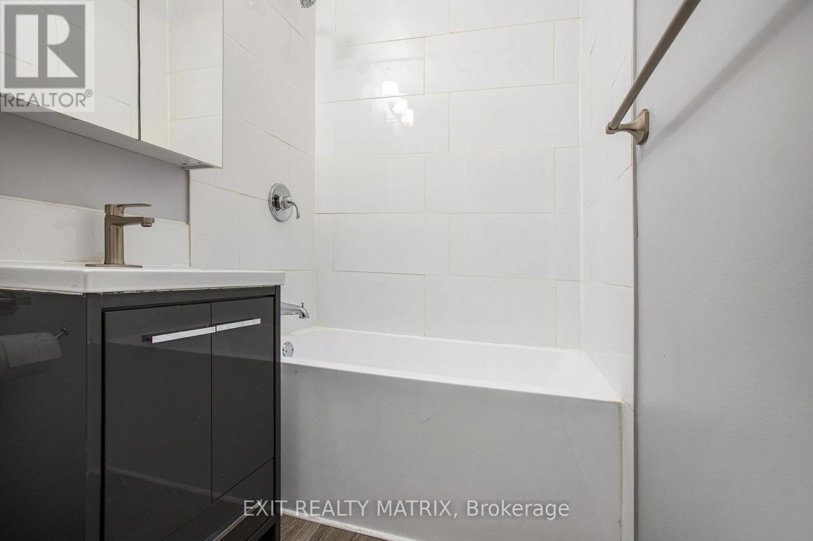 Photo 8 of 2 258 Park Street, Ottawa ON