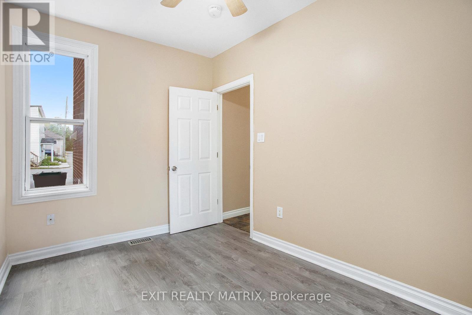 Photo 5 of 1 258 Park Street, Ottawa ON