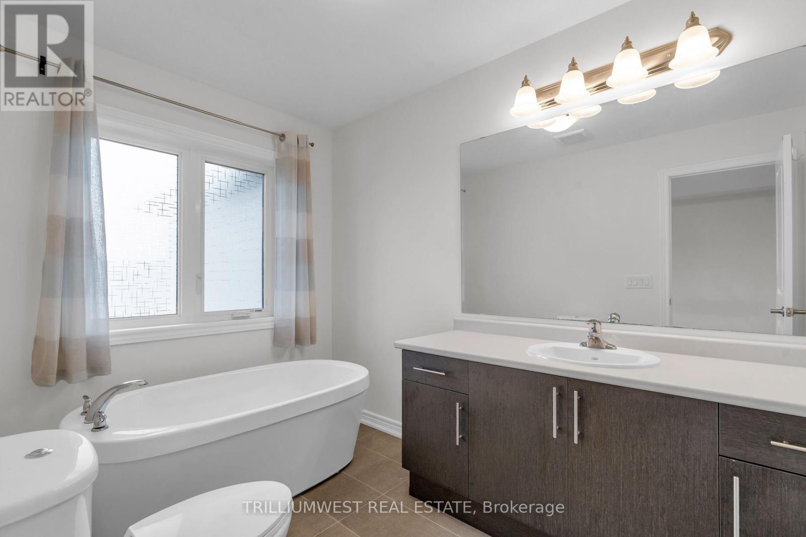 Photo 9 of 74 Reistwood Drive, Kitchener ON