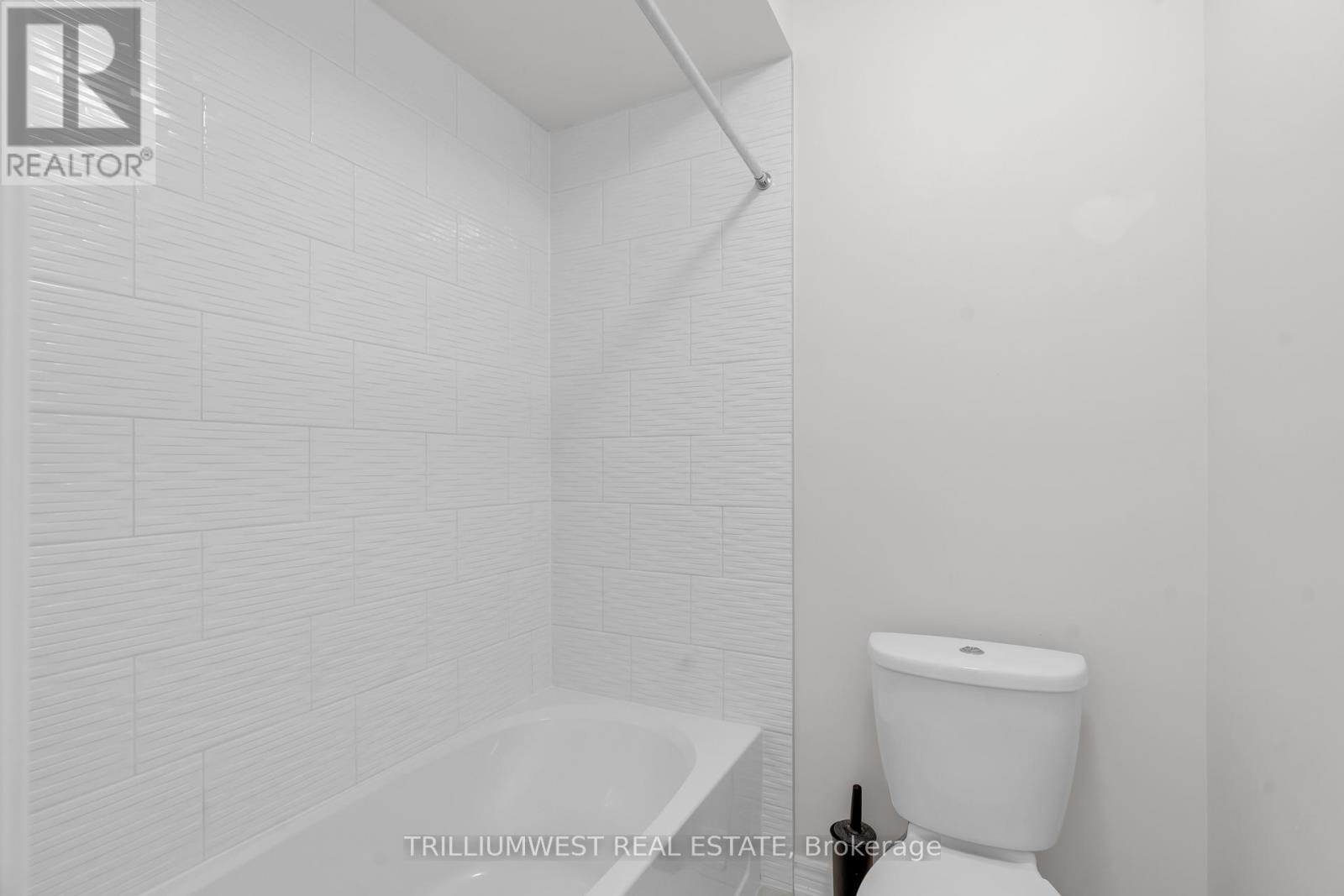 Photo 32 of 74 Reistwood Drive, Kitchener ON