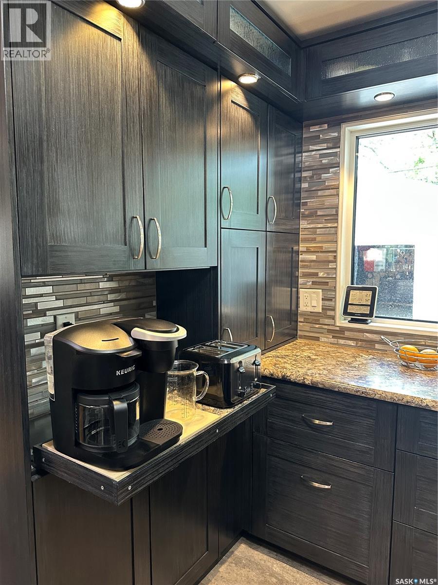 Photo 2 of 720 Shannon Road, Regina SK
