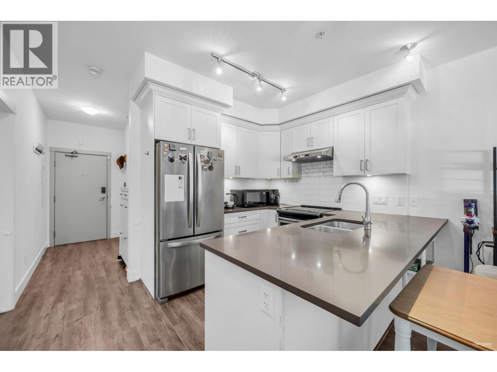 Photo 5 of 101 2436 Kelly Avenue, Port Coquitlam BC