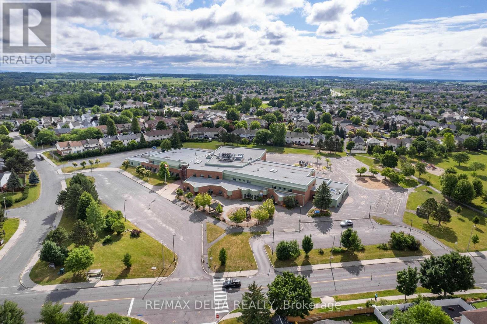 Photo 3 of 1610 Duplante Avenue, Ottawa ON