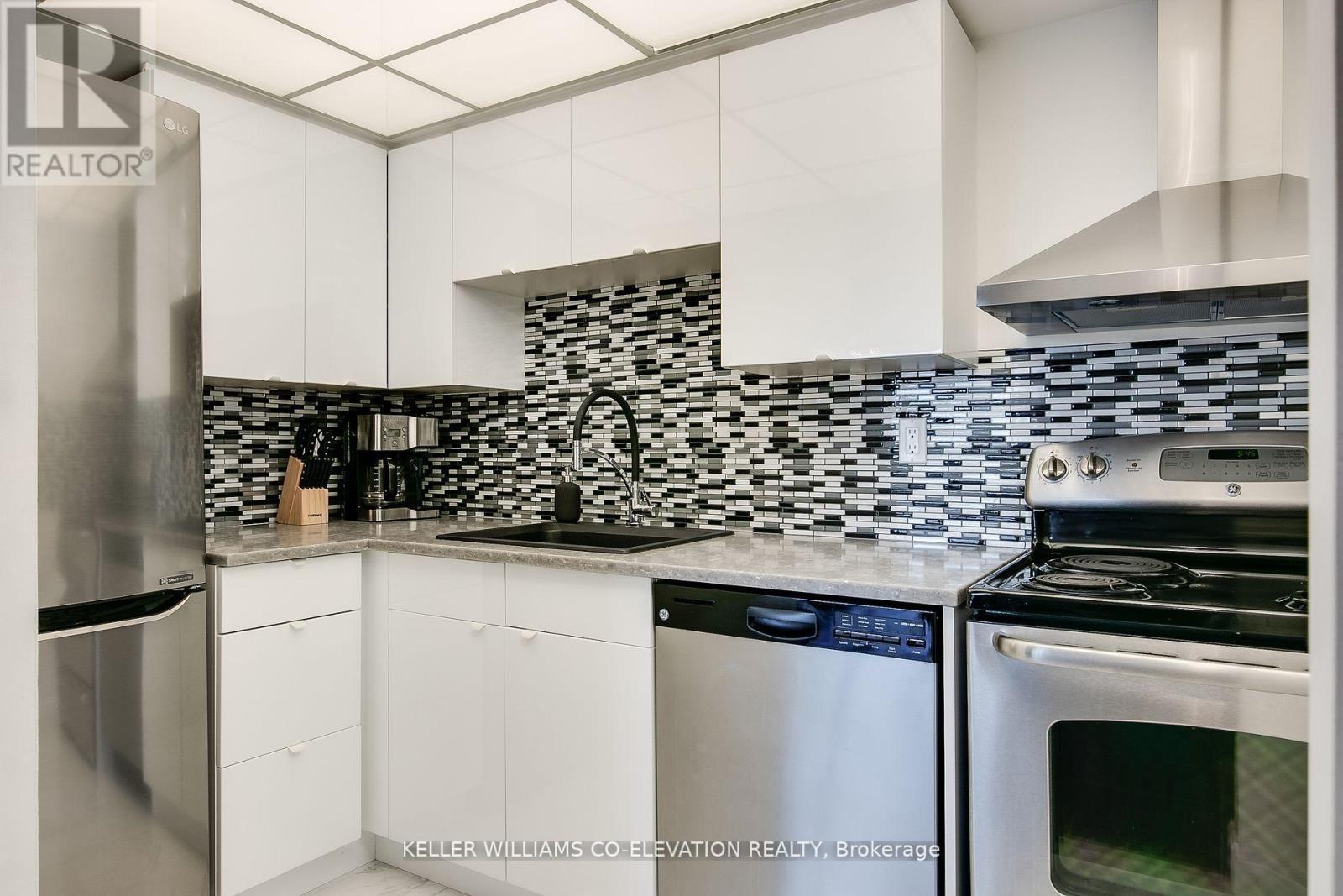 Photo 3 of 1506 40 Scollard Street S, Toronto ON