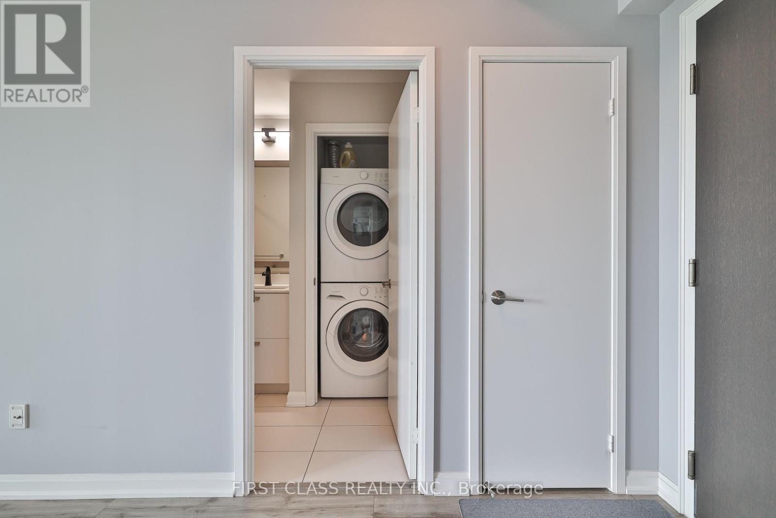 Photo 5 of 1004 11 Bogert Avenue, Toronto ON