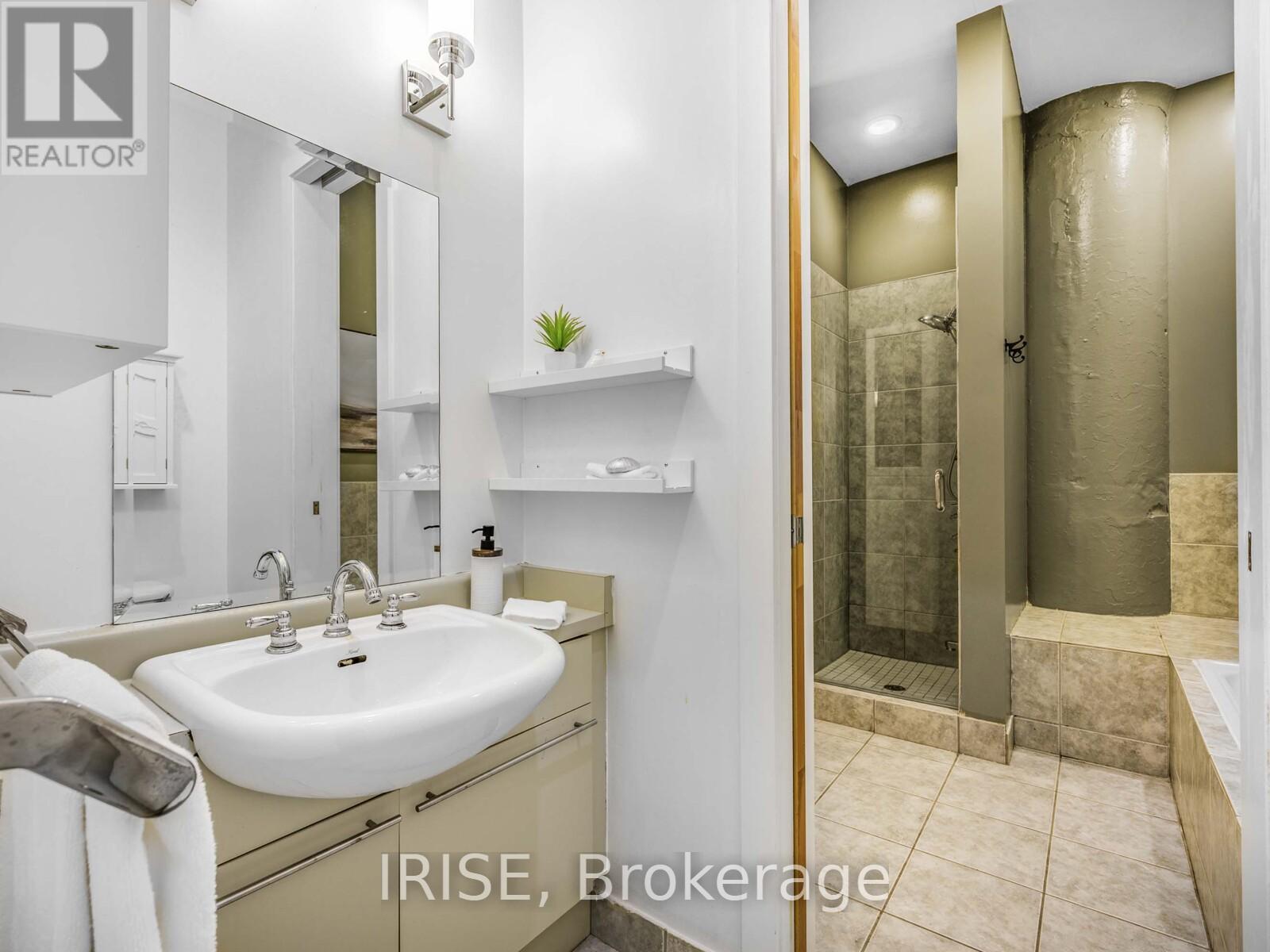 Photo 4 of 939 155 Dalhousie Street, Toronto ON