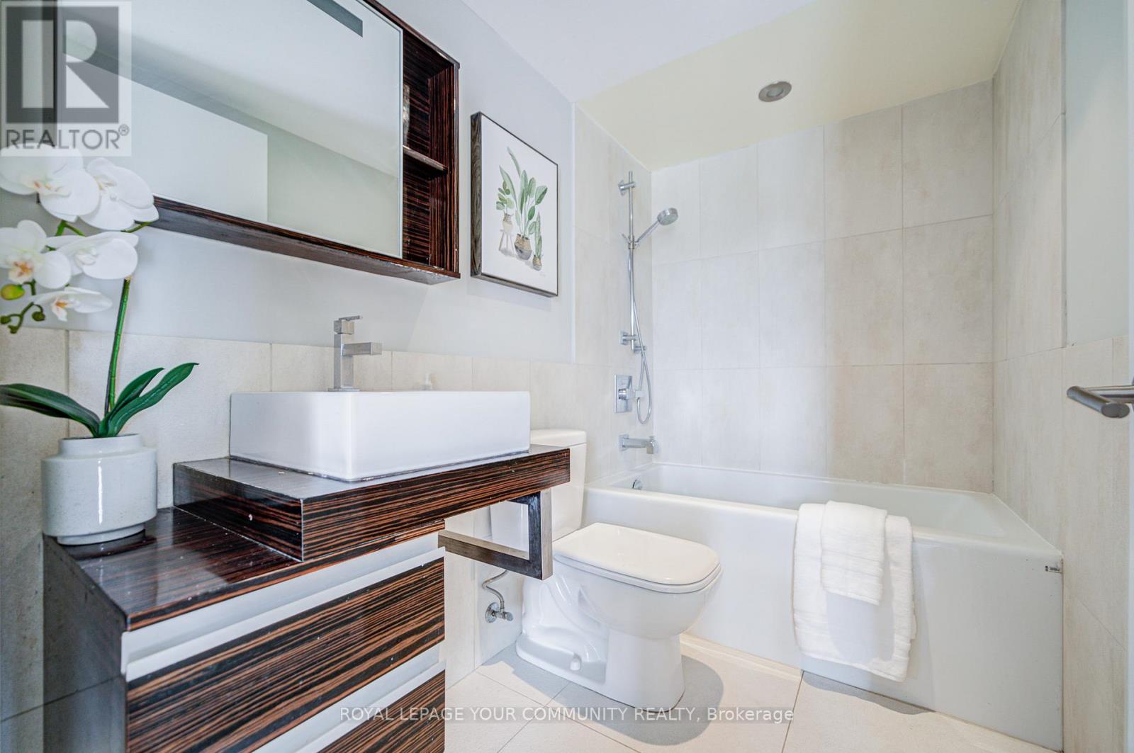 Photo 2 of 308 676 Sheppard Avenue E, Toronto ON