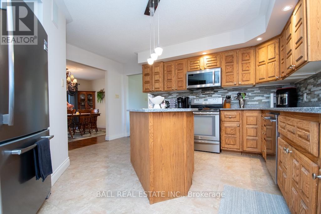 Photo 32 of 1744 Barton Drive, Selwyn ON