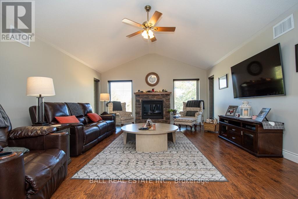 Photo 10 of 1744 Barton Drive, Selwyn ON