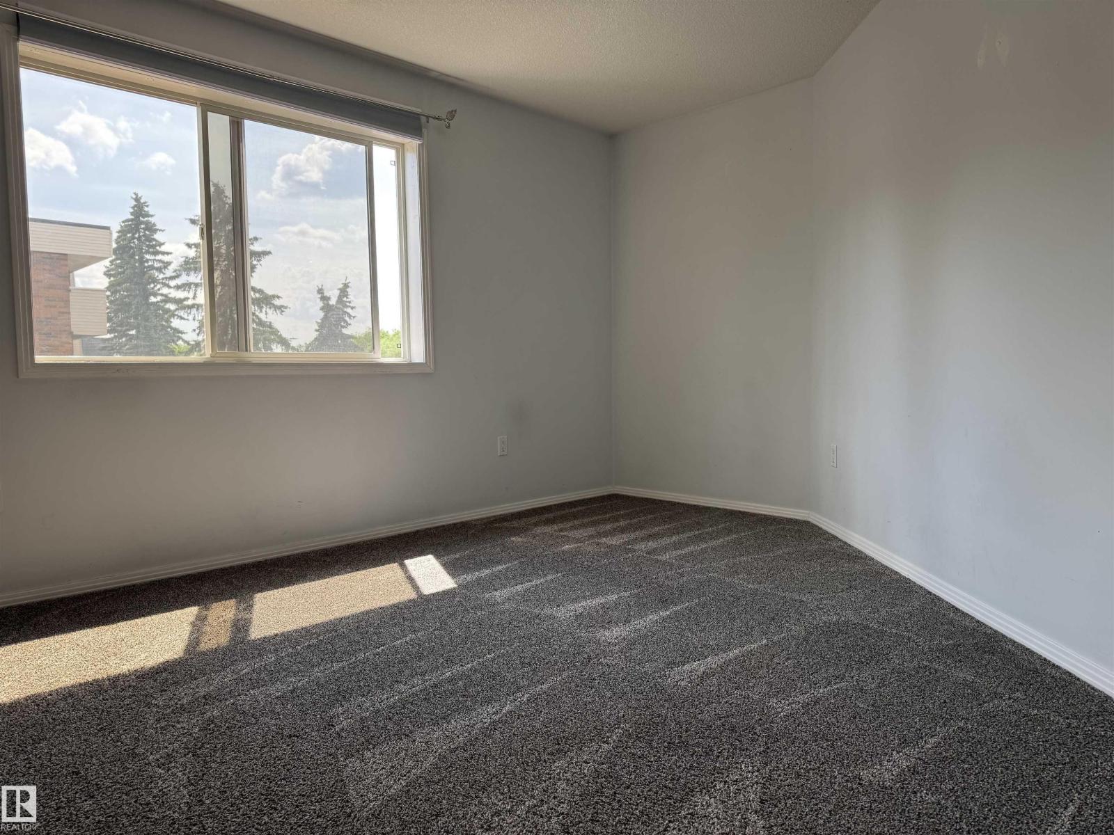 Photo 11 of 6623 172 St Nw, Edmonton AB