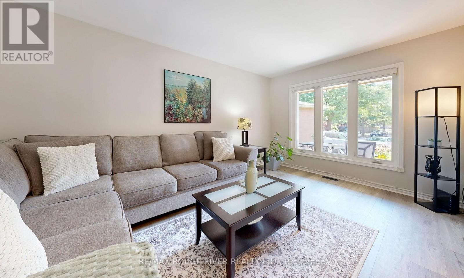 Photo 3 of 13 Dagwell Crescent, Ajax ON
