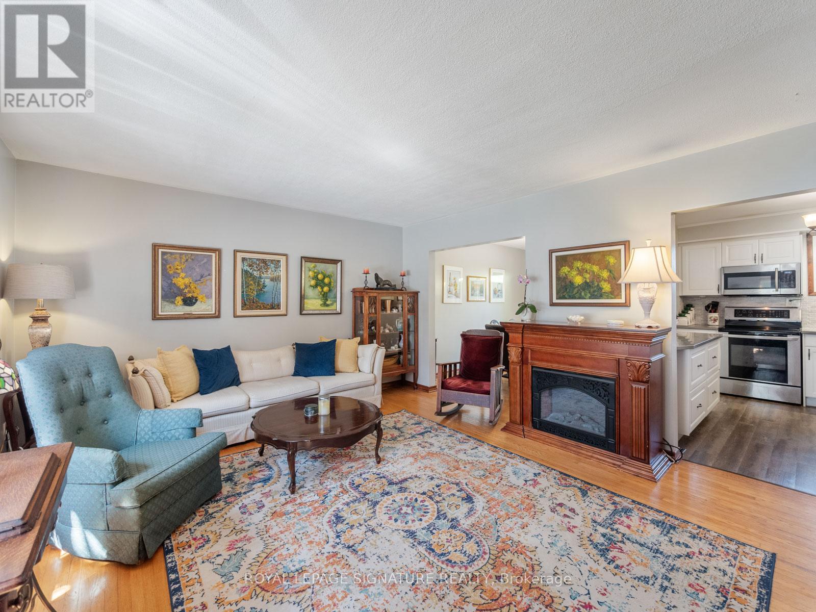 Photo 4 of 446 Bernhard Crescent, Oshawa ON