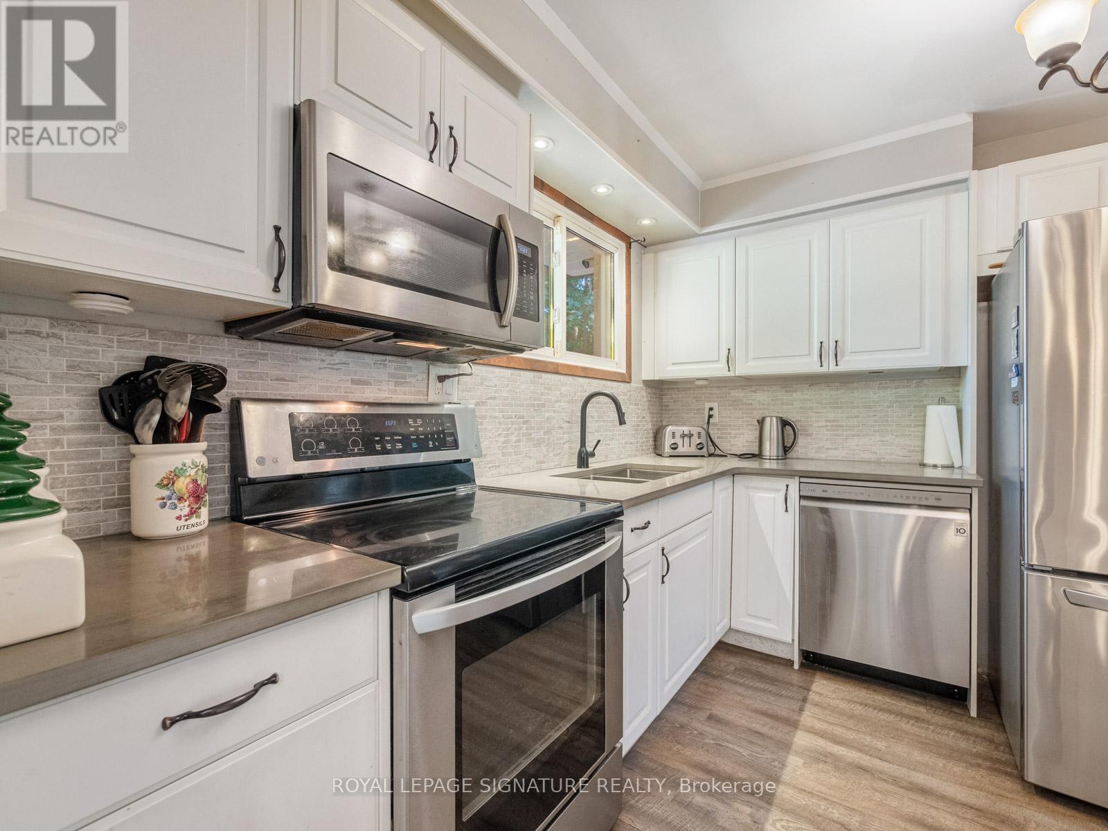 Photo 9 of 446 Bernhard Crescent, Oshawa ON