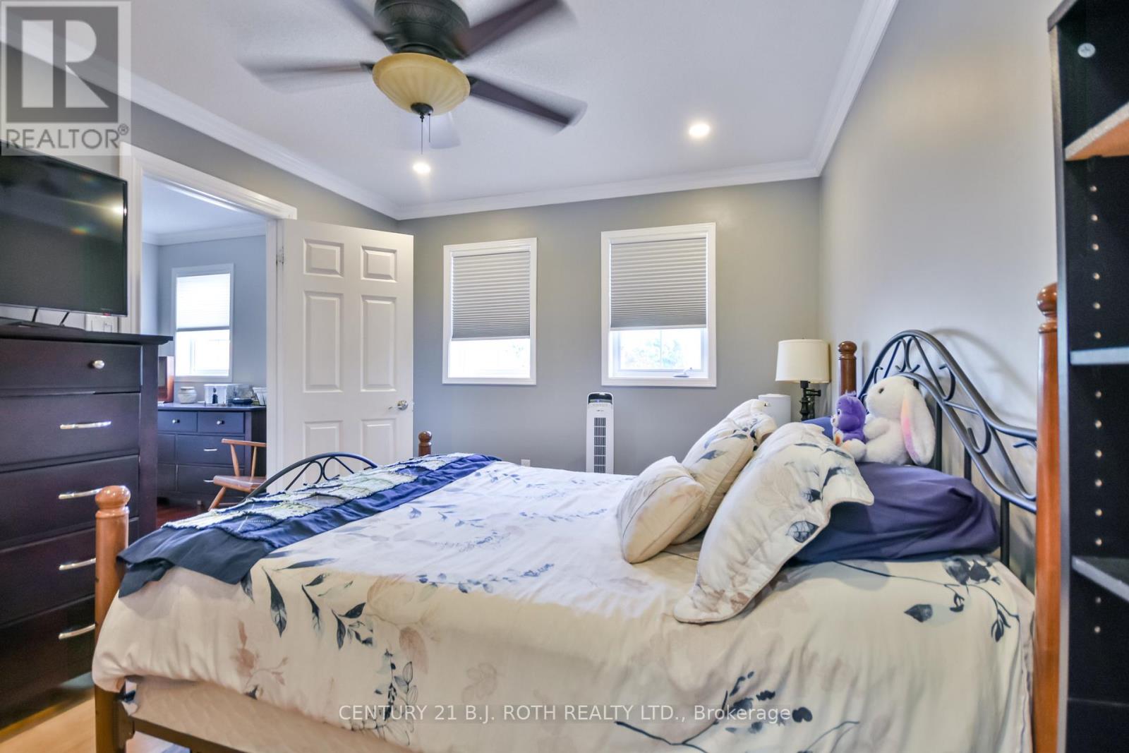 Photo 11 of 1327 Vincent Crescent, Innisfil ON