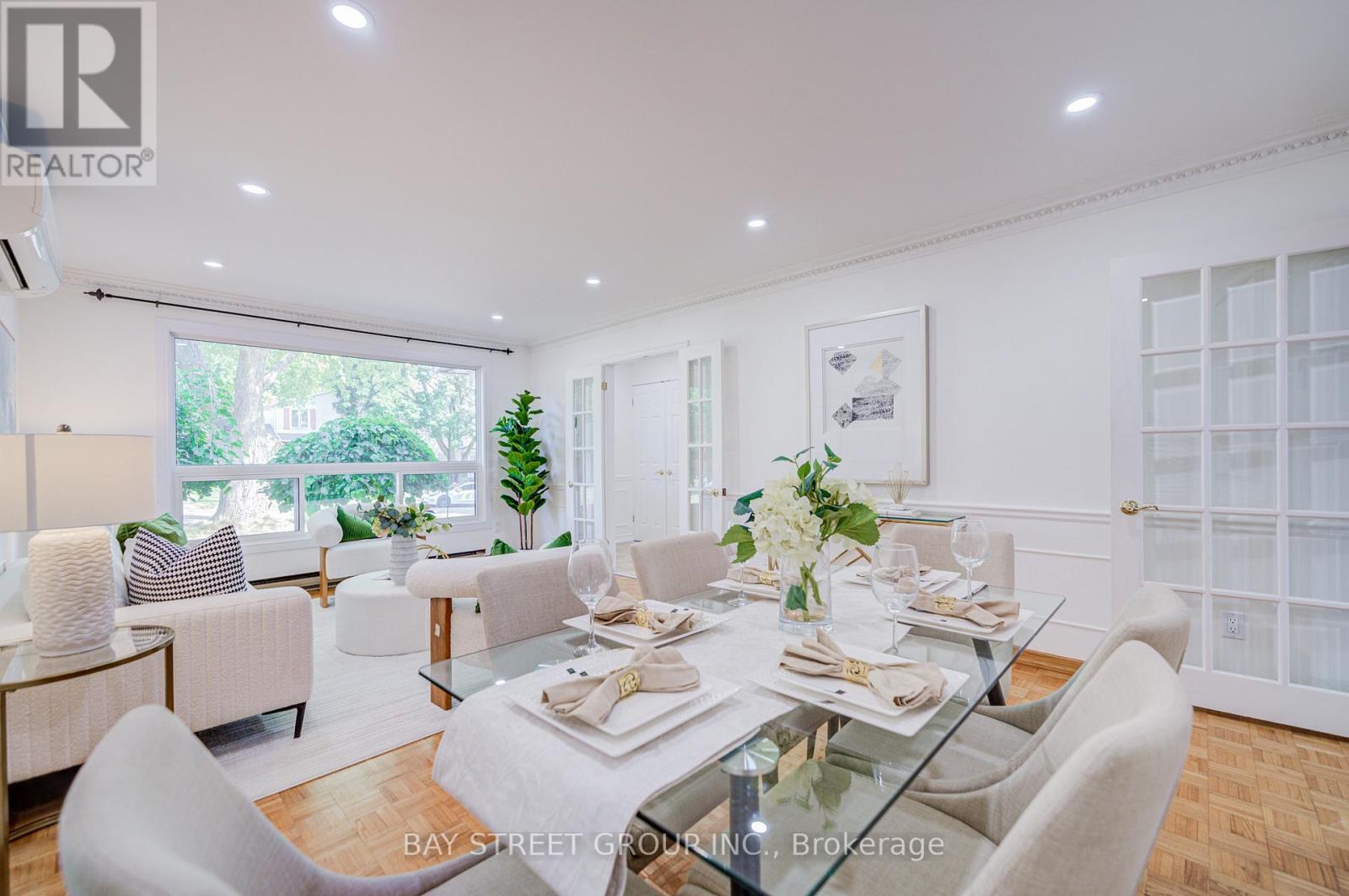 Photo 10 of 214 William Roe Boulevard, Newmarket ON