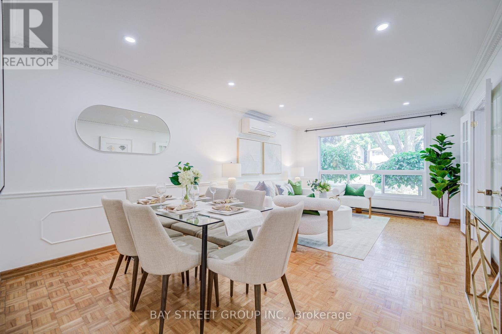 Photo 11 of 214 William Roe Boulevard, Newmarket ON