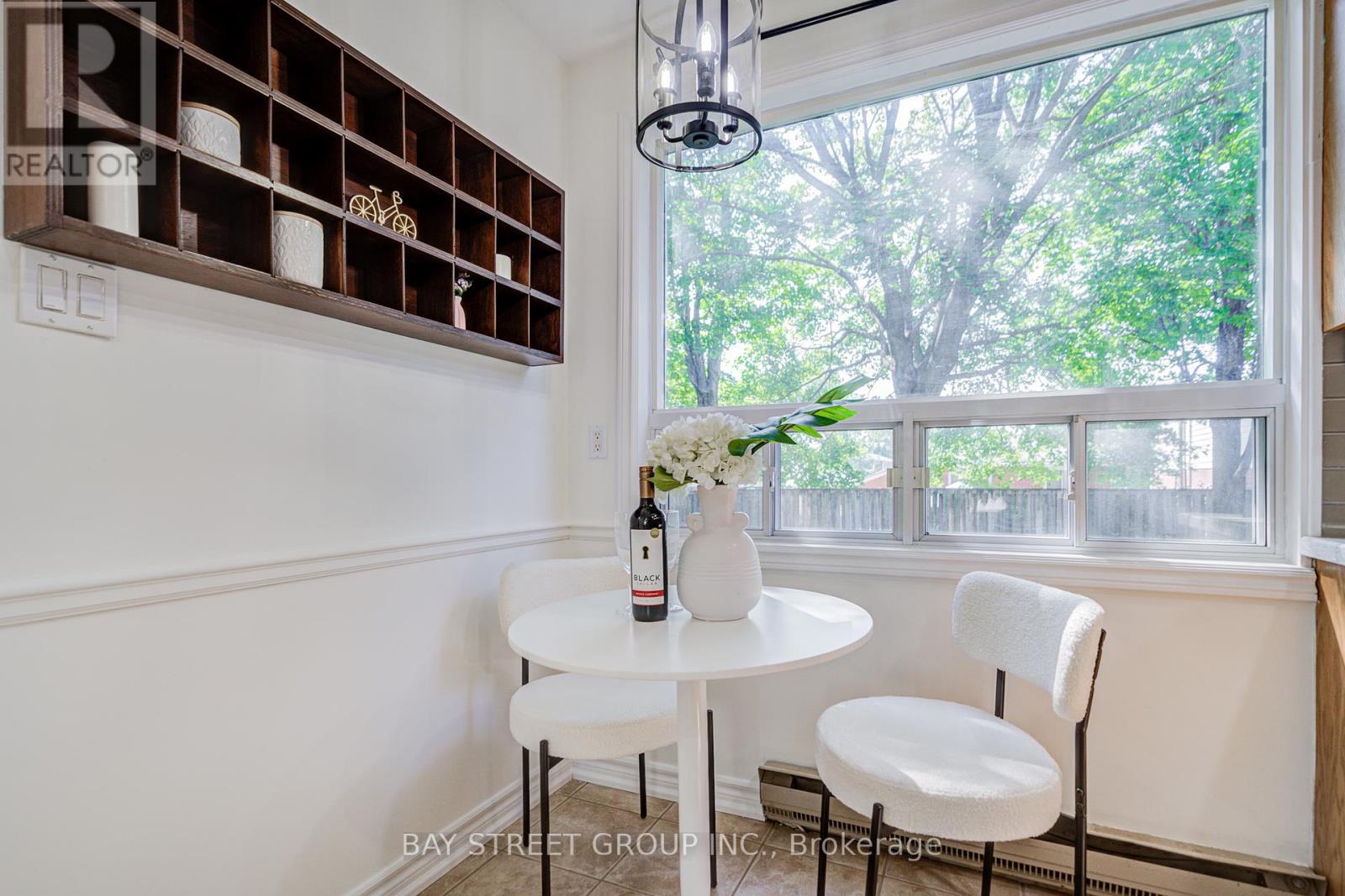 Photo 12 of 214 William Roe Boulevard, Newmarket ON