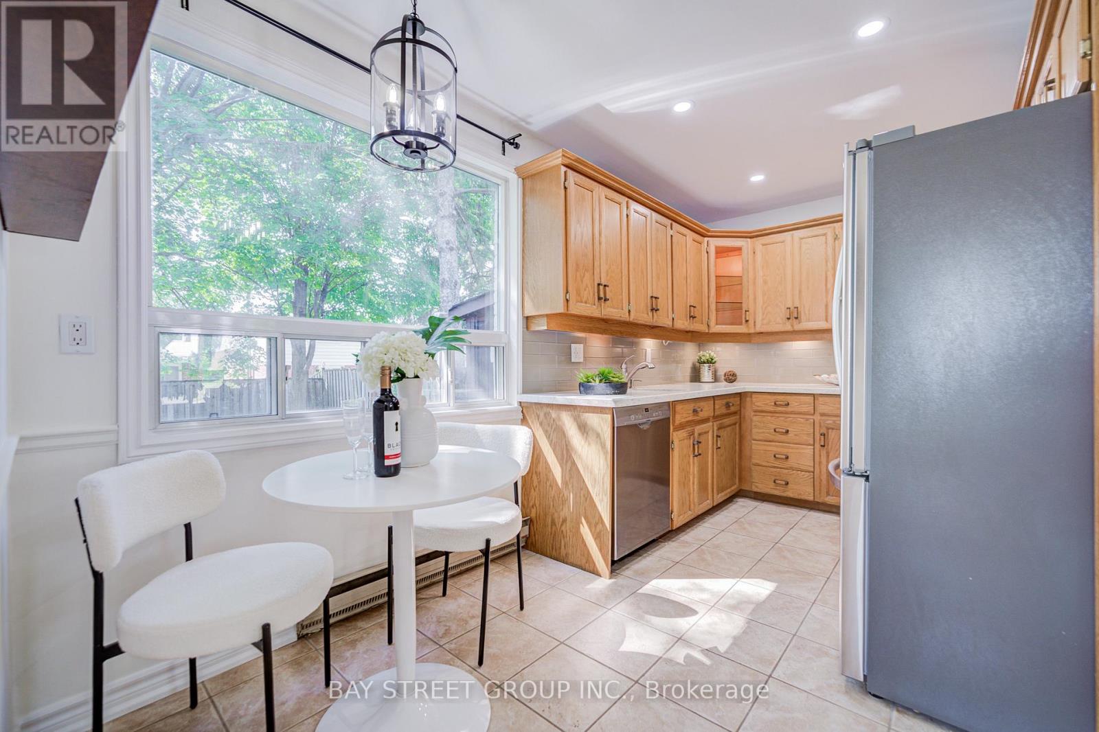 Photo 14 of 214 William Roe Boulevard, Newmarket ON