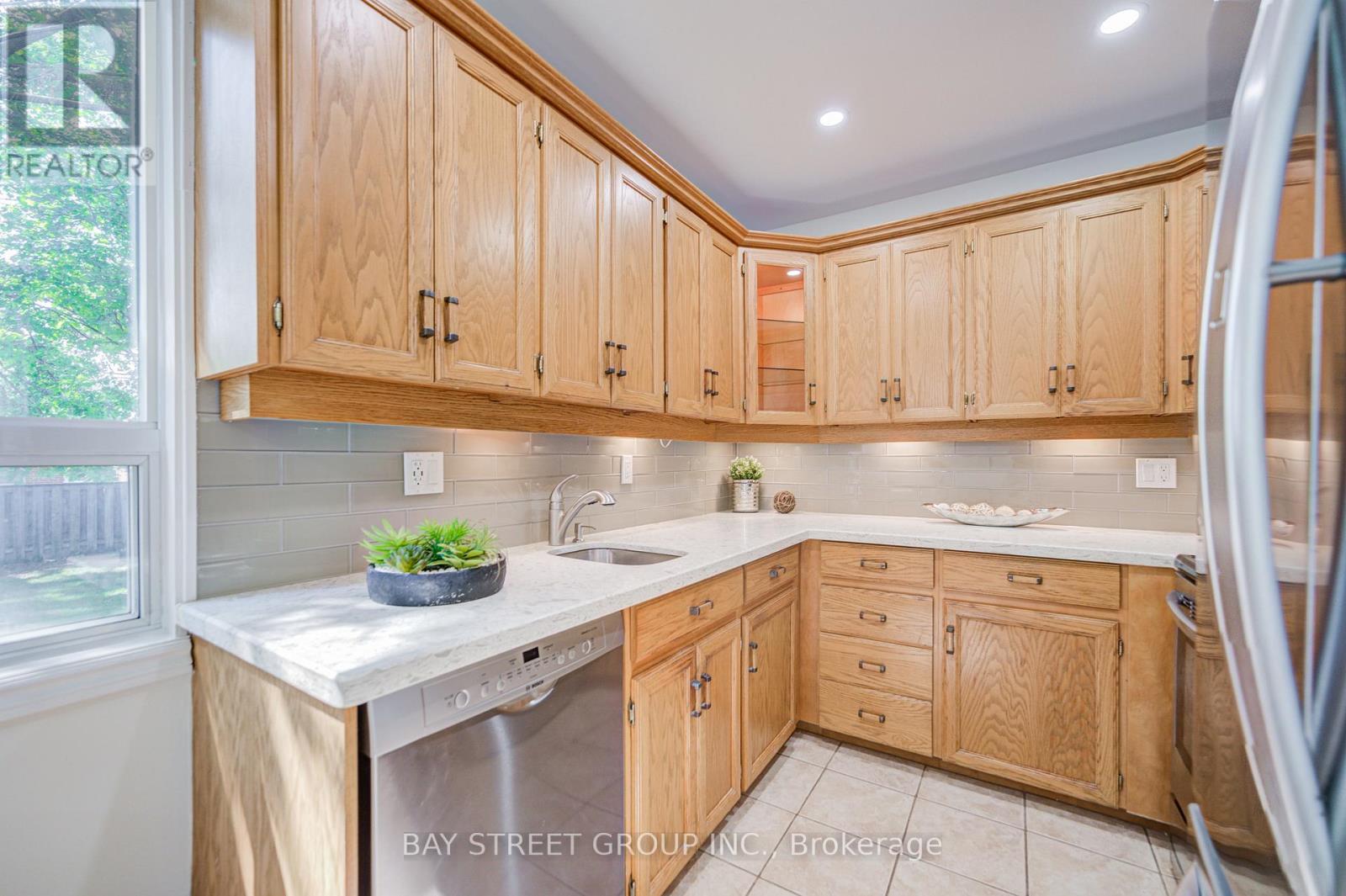 Photo 15 of 214 William Roe Boulevard, Newmarket ON