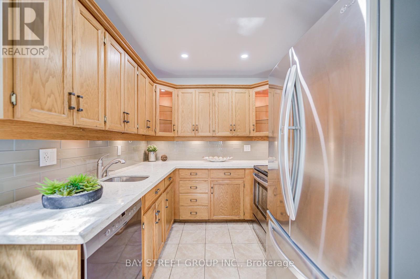 Photo 16 of 214 William Roe Boulevard, Newmarket ON