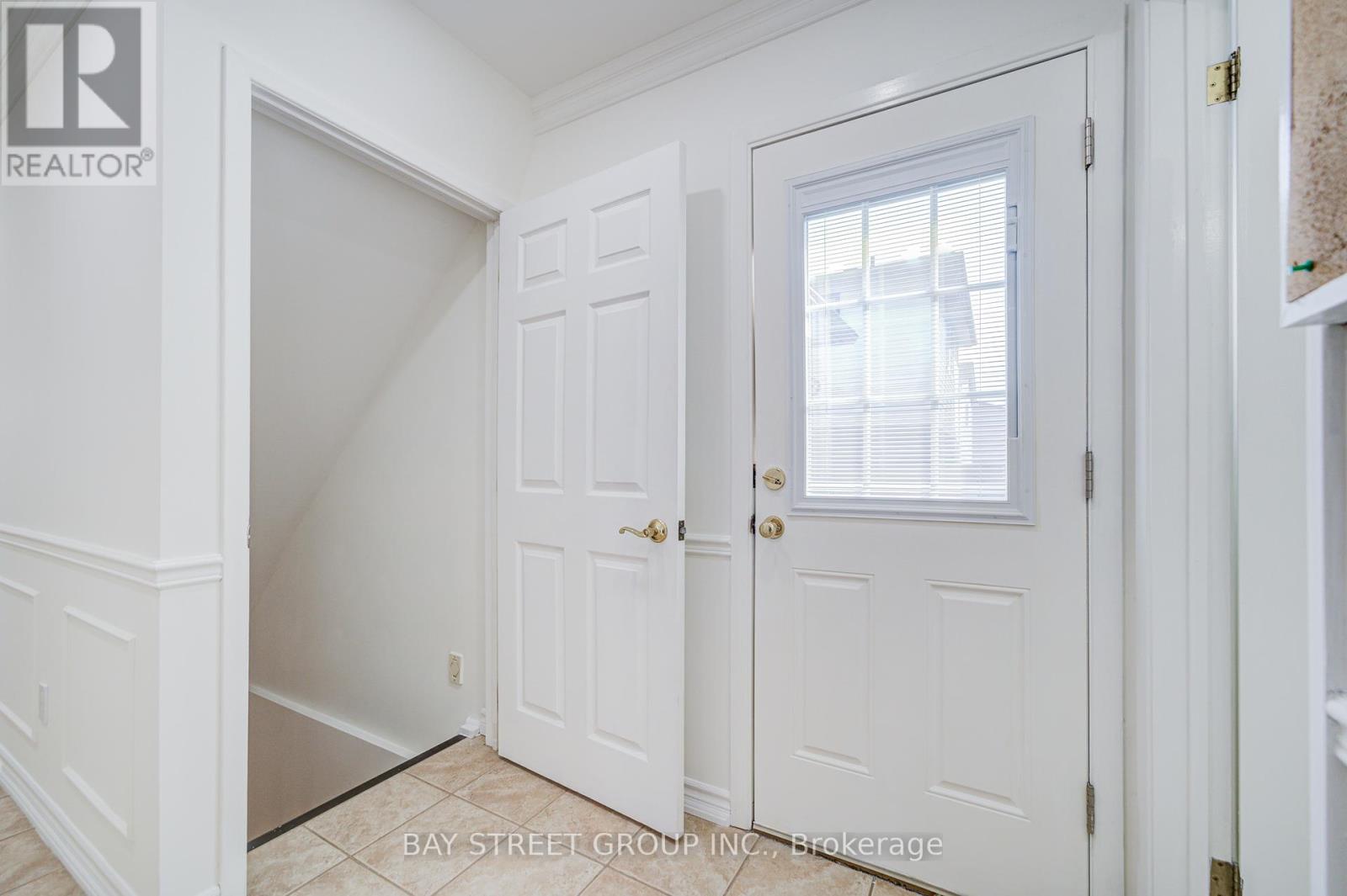 Photo 19 of 214 William Roe Boulevard, Newmarket ON