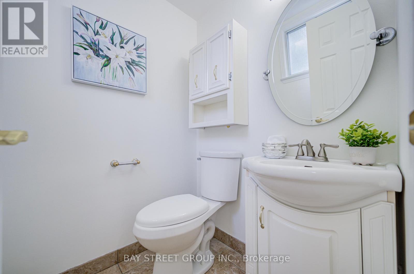 Photo 21 of 214 William Roe Boulevard, Newmarket ON