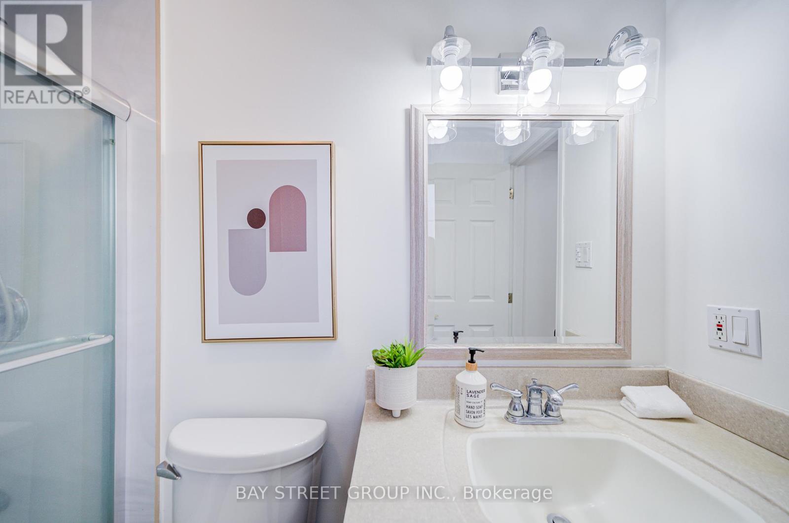 Photo 29 of 214 William Roe Boulevard, Newmarket ON