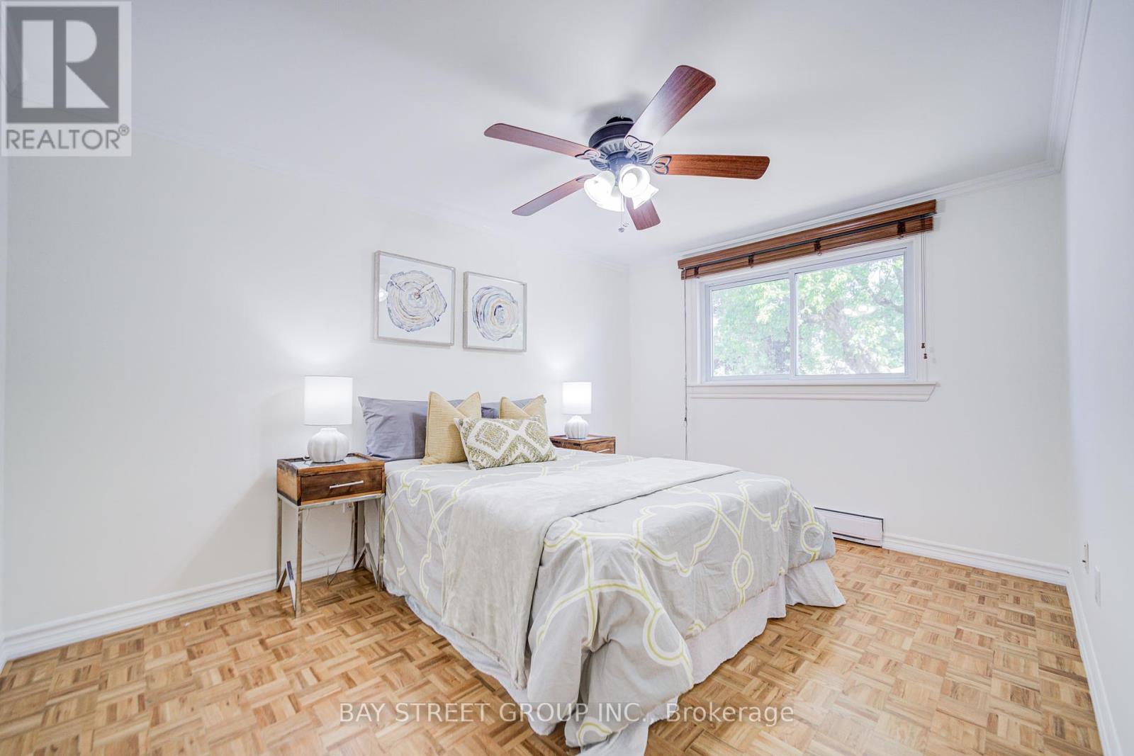 Photo 34 of 214 William Roe Boulevard, Newmarket ON
