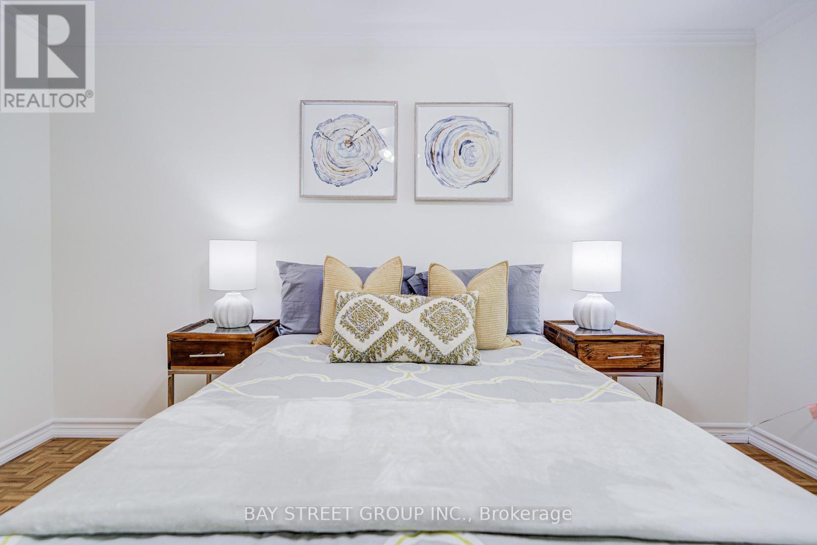 Photo 35 of 214 William Roe Boulevard, Newmarket ON