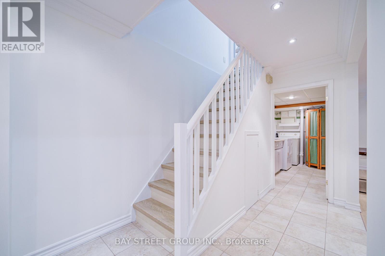 Photo 37 of 214 William Roe Boulevard, Newmarket ON