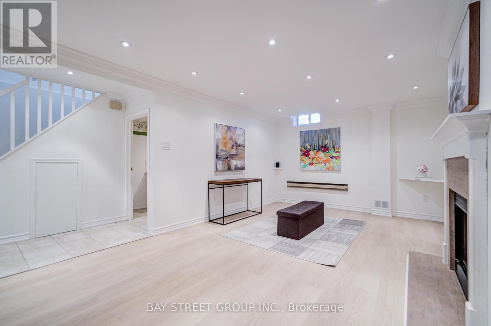 Photo 44 of 214 William Roe Boulevard, Newmarket ON