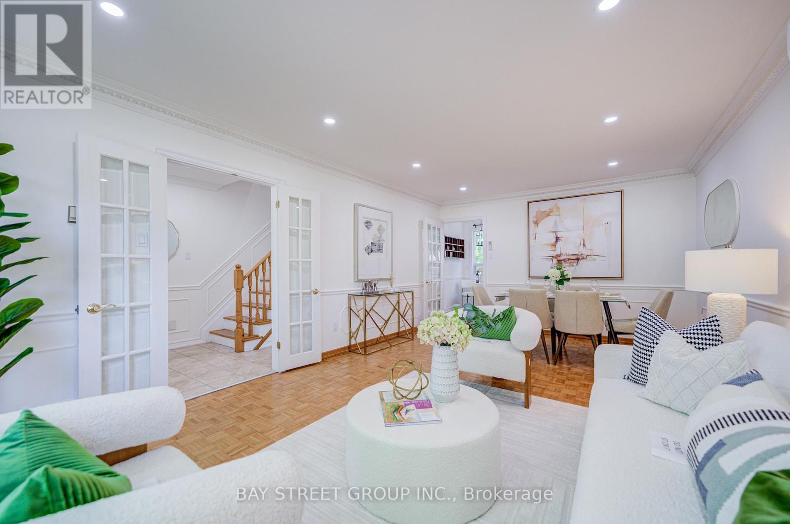 Photo 7 of 214 William Roe Boulevard, Newmarket ON