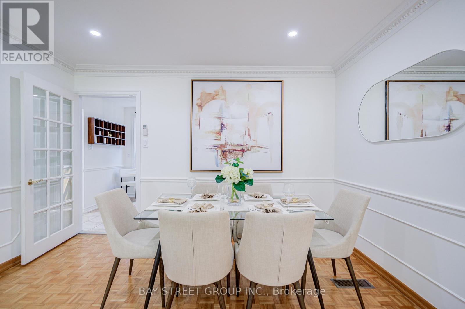 Photo 8 of 214 William Roe Boulevard, Newmarket ON