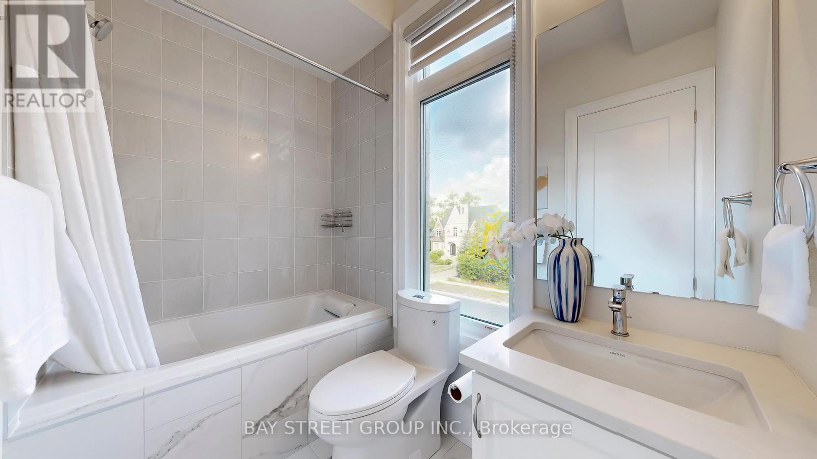 Photo 23 of 165 Hillsview Drive, Richmond Hill ON