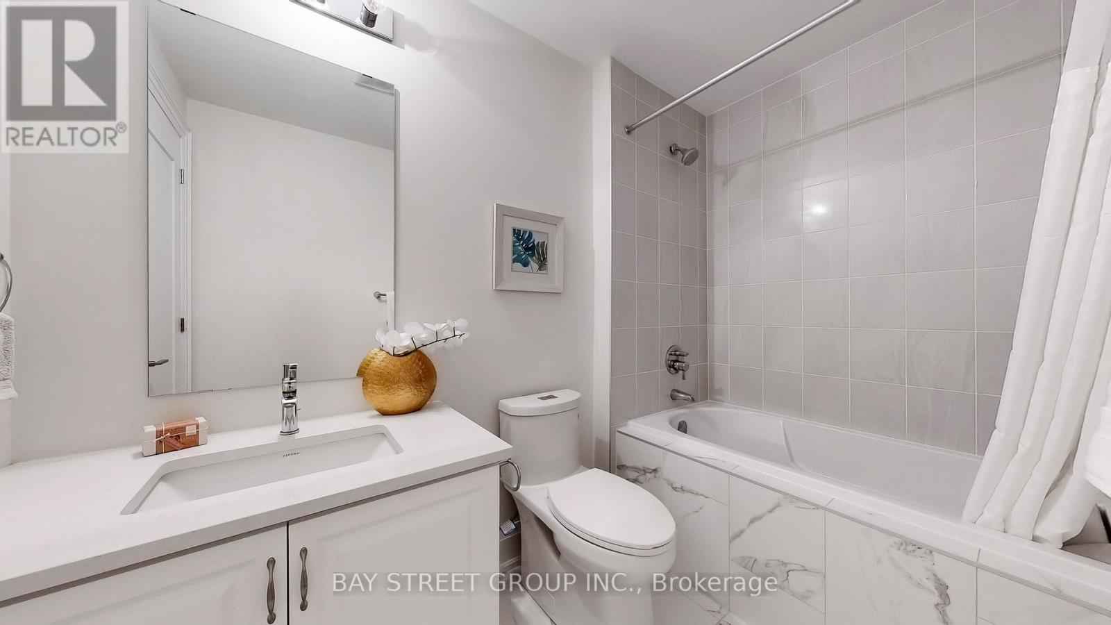 Photo 25 of 165 Hillsview Drive, Richmond Hill ON